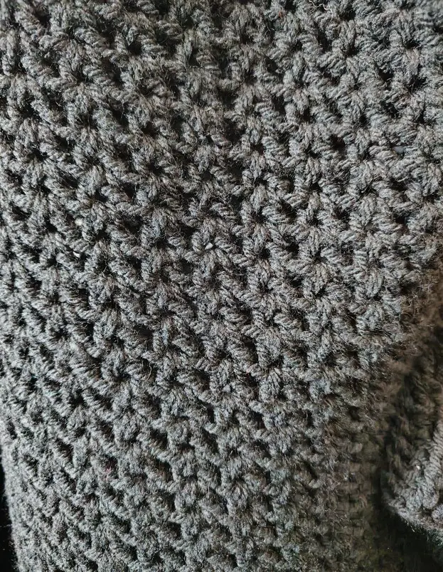 noir fleuri maille.webp