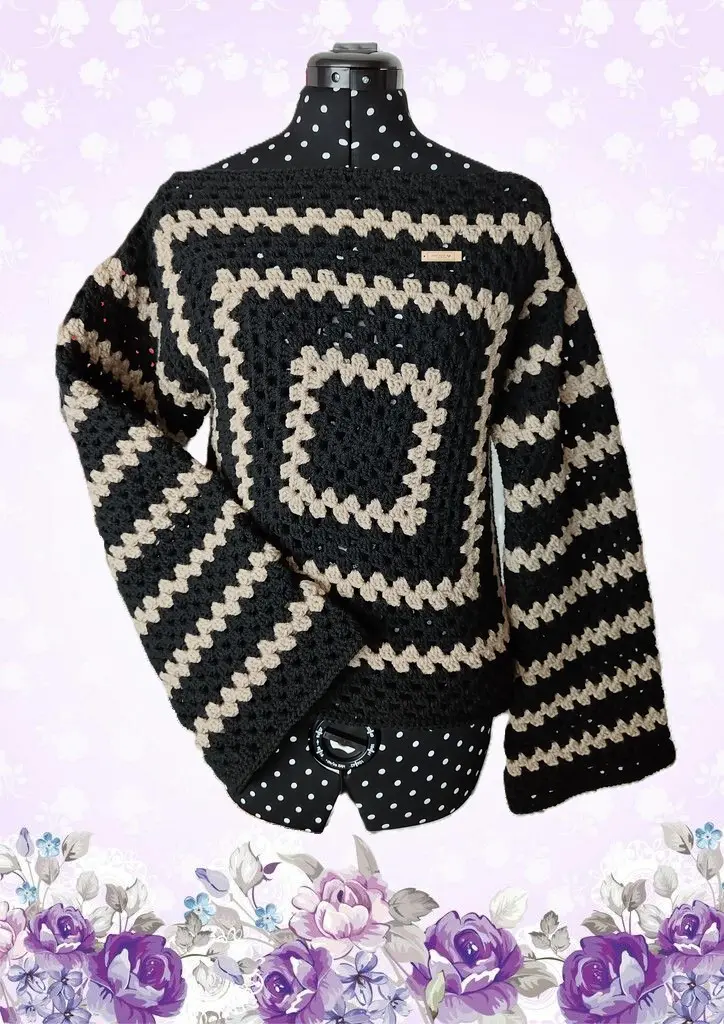 Pull Carré Noir et Beige