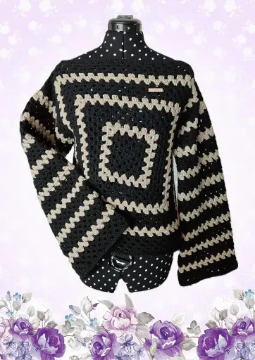 Pull Carré Noir et Beige